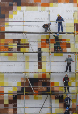 Gdansk Zaspa. Ul. Pilotow 17. Mural przedstawiajacy...