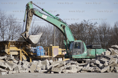 Gdansk Zaspa. Wyburzanie dawnego pasa startowego wzdluz...