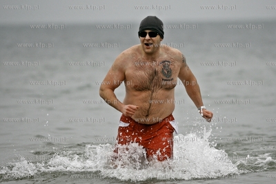 Noworoczna zimowa kapiel  gdanskich morsow na plazy...