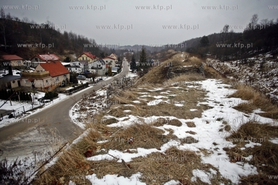 Gdansk. Wycinka drzew na trasie budowanej Kolei Metropolitalnej...
