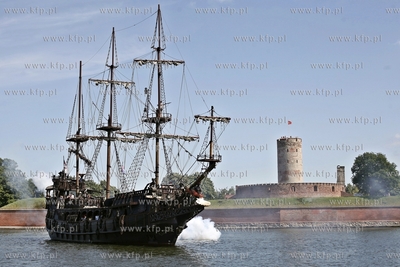 Inscenizacja bitwy morskiej w okolicy Twierdzy Wisloujscie....
