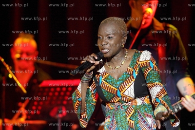 Siesta Festival.  Koncert pochodzacej z Beninu piosenkarki...