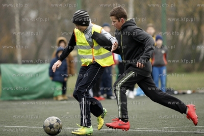 Gdansk Zaspa. Pilkarski turniej dzikich druzyn Do przerwy...