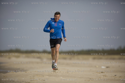 Adam Korol biega na plazy na gdanskich Stogach. 30.04.2015...