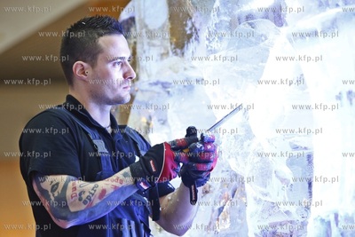 Galeria Przymorze. Pokaz rzeźbienia w lodzie połączony...