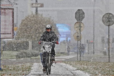 Pierwszy śnieg na scieżce rowerowej na wysokości...