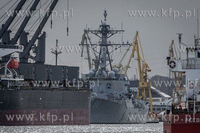 Amerykański niszczyciel USS Forrest Sherman w gdańskim...