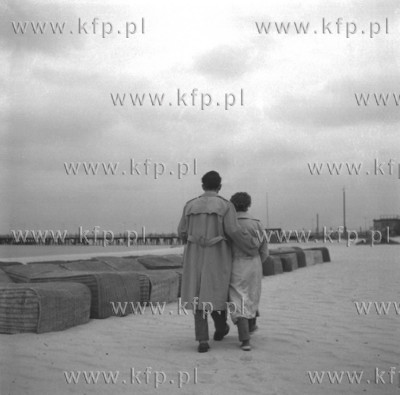 Sopot, spacer po plazy. 1962 (?) Fot.Zbigniew Kosycarz...