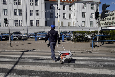 Gdańsk. Listonosz na prześciu dla pieszych na skrzyżowaniu...