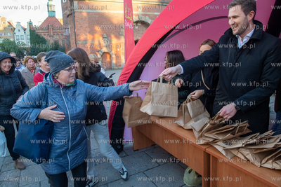 Gdańsk. Okolice budynku Lot. Urząd Miejski już po...