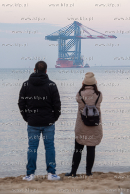 Statek Zhen Hua 36 z czterema potężnymi suwnicami...