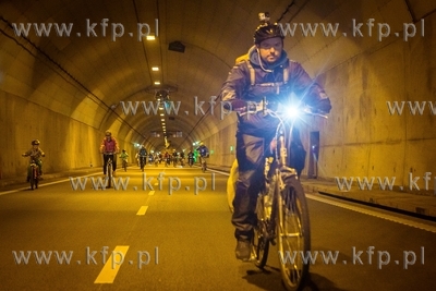Gdańsk. Przejazd rowerowy tunelem pod Martwą Wisłą....