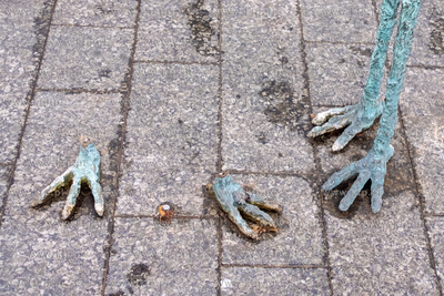 Gdańsk Wrzeszcz. Nz. Okradziona fontanna z rzeźbą...