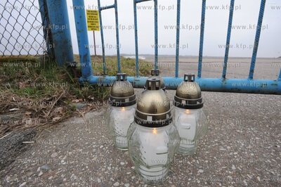 Znicze pod brama lotniska w Babich Dolach, gdzie rozpil...