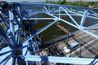 Dziwnow. Drogowy most zwodzony na rzece Dziwnie laczacy...