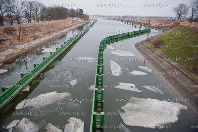 Montaz wazacych 135 ton dwoch sekcji przesla zwodzonego...