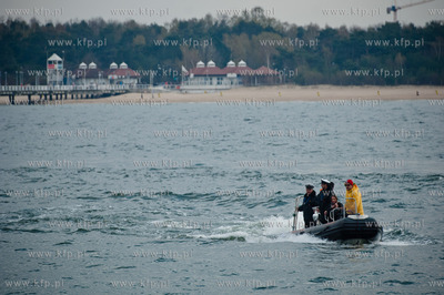 Marynarze okretu rakietowego ORP Orkan transportuja...