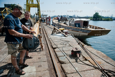 Gdansk. Stocznia Remontowa. Operacja stawiania pierwszego...