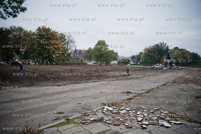 Gdansk. Prace porzadkowe na Targu Siennym i Rakowym...
