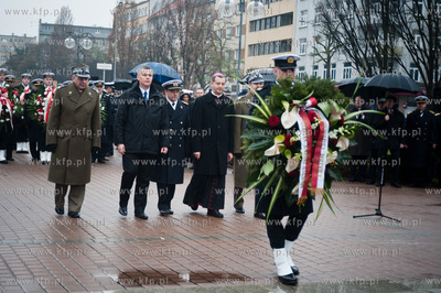 Gdynia. Zlozenie kwiatow na plycie Pomniku Marynarza...
