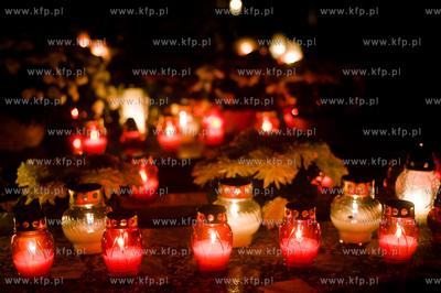 Gdansk. Cmentarz komunalny Sw. Franciszka. Swieto Zmarlych....