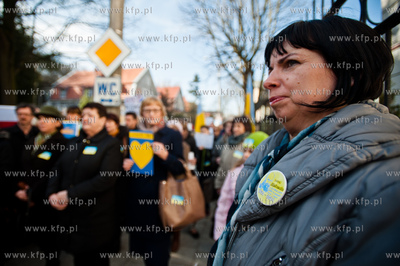 Gdansk. Pikieta osob solidarnych z Ukraina, zorganizowana...
