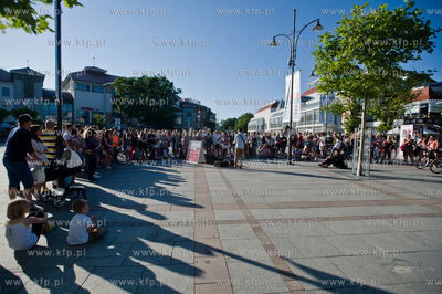 Plac Przyjaciol Sopotu. Charytatywny wystep Artema...