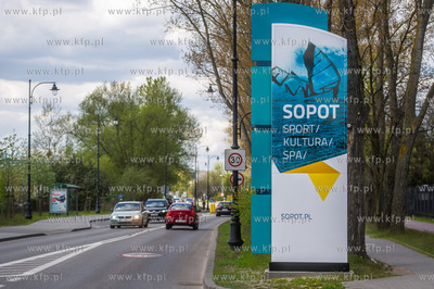 Sopot. Ul. Bitwy pod Plowcami. Nowe witacze zamontowane...