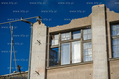 Gdansk. Rozbiorka budynku dawnej przychodni przy ulicy...