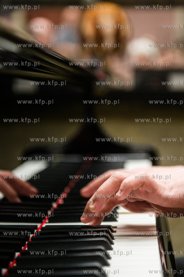 Gdansk. Ulica Mariacka. Muzyka Chopina na przedprozach...