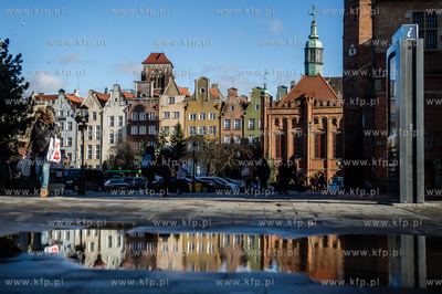 Gdańsk. Widok na kamieniczki znajdujące się w sąsiedztwie...