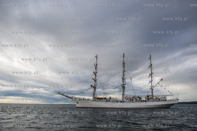 Zatoka Gdańsk. Wspólne ćwiczenia stawiania żagli...