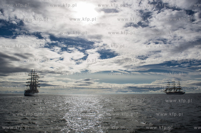 Zatoka Gdańsk. Wspólne ćwiczenia stawiania żagli...
