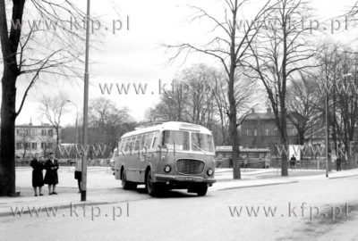 Dworzec PKS i autobus jelcz w Kartuzach. 0003350 1964...
