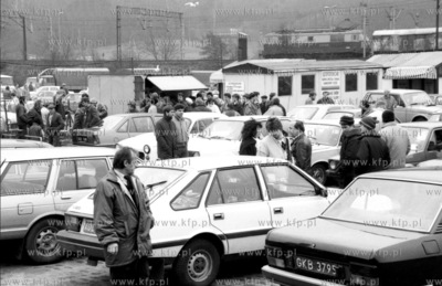 Niedzielna gielda samochodowa w Gdyni Orlowie. 12.02.1989...