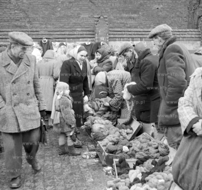 Sprzedawcy welny obok Hali Targowej w Gdansku. 1960...