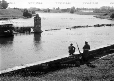 Wedkarze na Kamiennej Sluzie w Gdansku. 
27.05.1975
6maj75_z.kosycarz_p55
Fot....