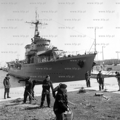 W basenie nr 1, przy nabrzezu Pomorskim w porcie gdynskim...