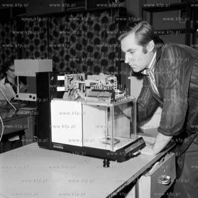 Hala montożowa wag analitycznych w Zakładach Mechaniki...