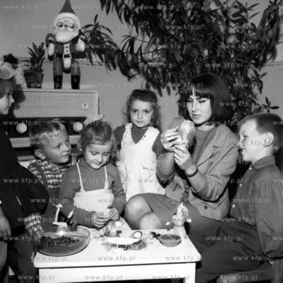 Przedszkolanka Renata Bąk podczas zajęć z dziećmi...