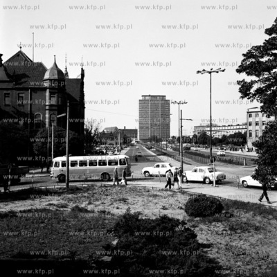 Ulica Podwale Grodzkie w Gdańsku. Na drugim planie...