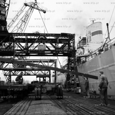 Wyładunek towarów w porcie gdyńskim. (Lata 60)....