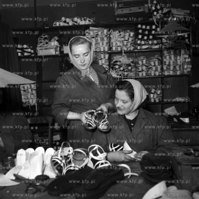 Kontrola jakosci butów w zakładzie obuwniczym. (...
