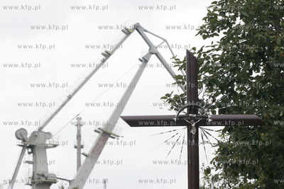 Krzyz stojacy na terenie stoczni gdynia, upamietniajacy...