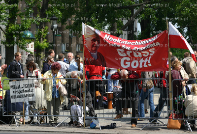 Wierni oczekujacy na przejazd Ojca Swietego Benedykta...