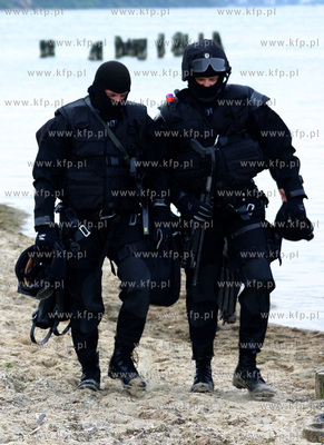 Ekipa filmowa serialu Kryminalni realizuje na plazy...