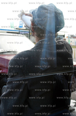 Gdynia ul. Morska. Mezczyzna pijacy piwo w poblizu...