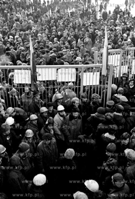 Stan wojenny w Polsce. Nz. tlumy stoczniowcow i mieszkancow...