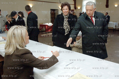 Przewodniczacy Samoobrony Andrzej Lepper glosowal wraz...