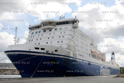 Gdynia. Do nabrzeza w Baltyckim Terminalu Kontenerowym...